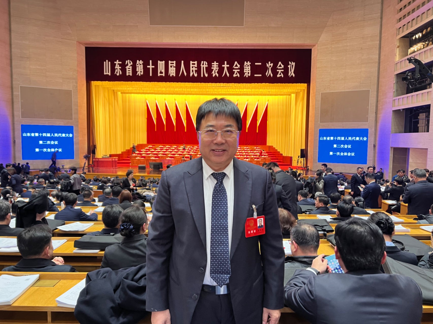 【新闻】服膺使命担任，，，当真履职尽责——4001百老汇股份董事长曹积生出席省人代会